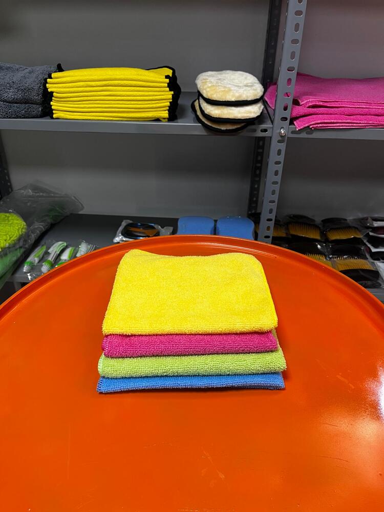 40x40 cm Ultra Emici Mikrofiber Bez 4’lü Set – Tüm yüzeylerde iz ve leke bırakmadan etkili temizlik sağlayan çok amaçlı bez